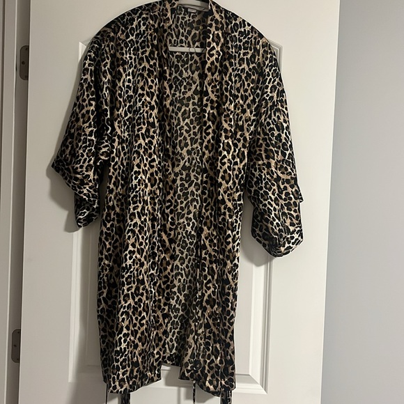 Victoria secret Leopard Print Robe - Picture 2 of 3